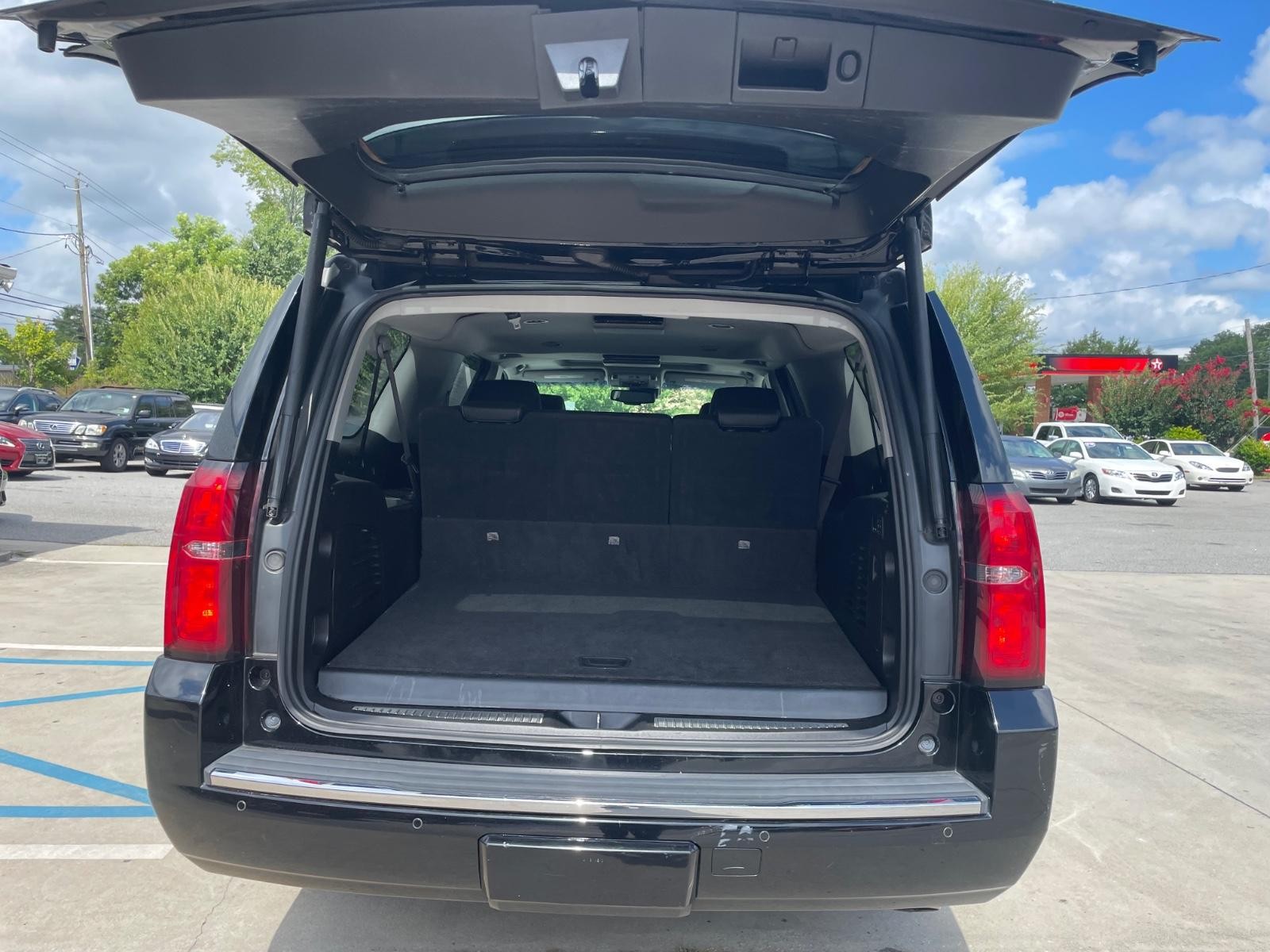 Chevrolet Suburban Vehicle Full-screen Gallery Image 15