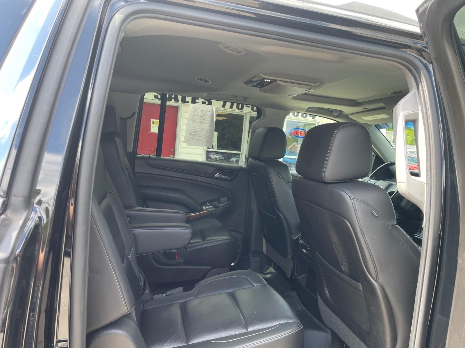 Chevrolet Suburban Vehicle Full-screen Gallery Image 16