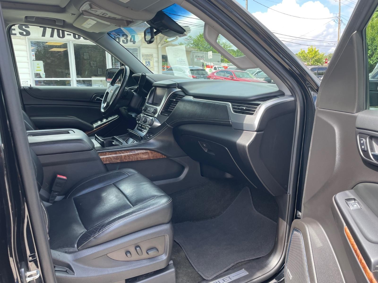 Chevrolet Suburban Vehicle Full-screen Gallery Image 17