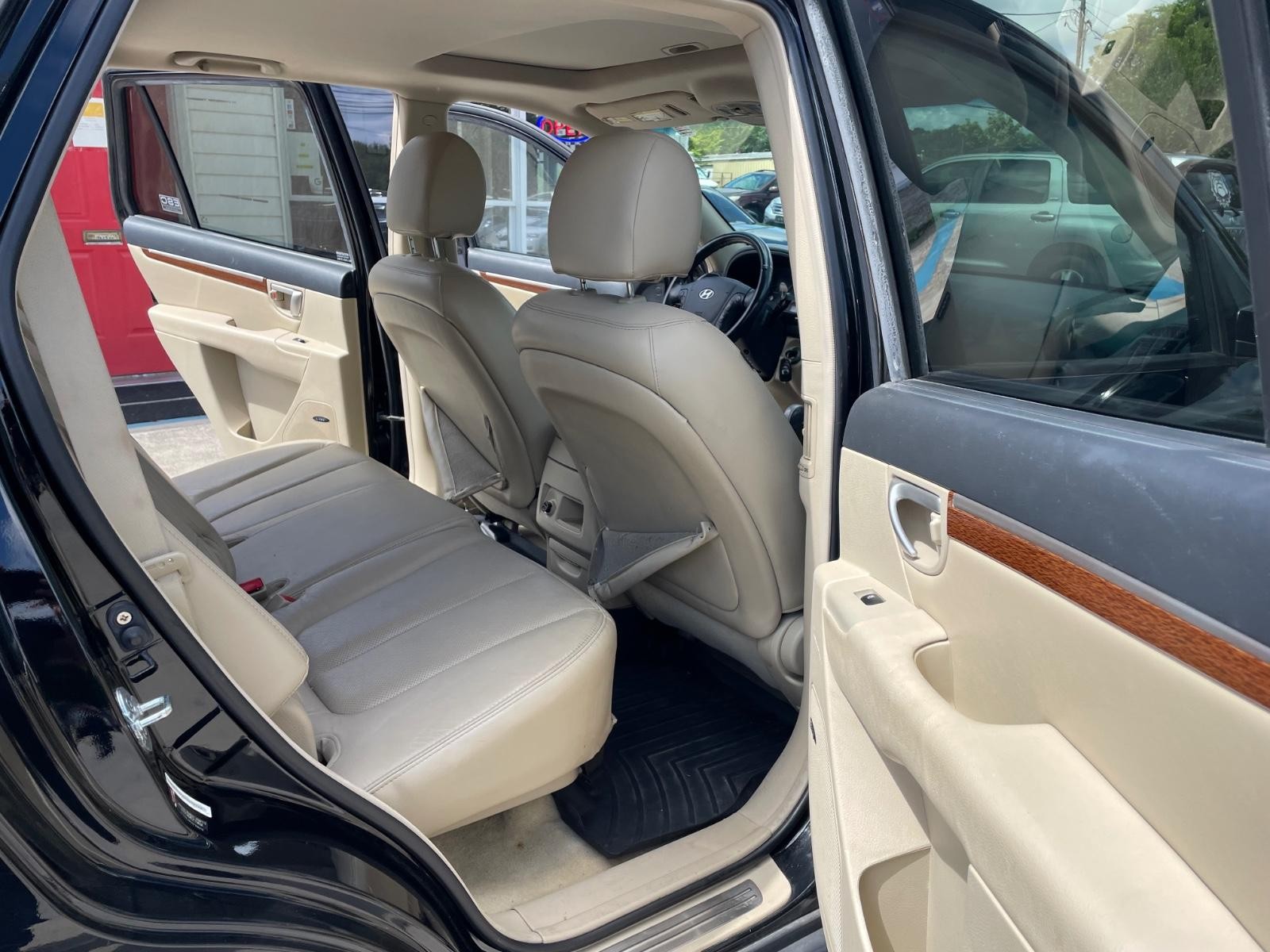 Hyundai Santa Fe Vehicle Full-screen Gallery Image 11