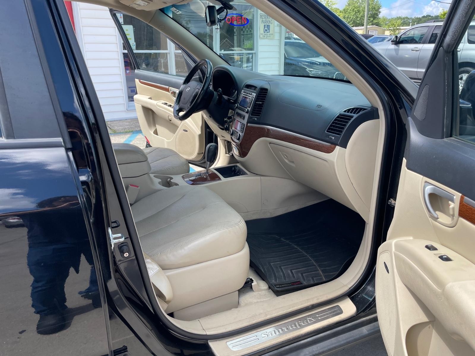 Hyundai Santa Fe Vehicle Full-screen Gallery Image 12