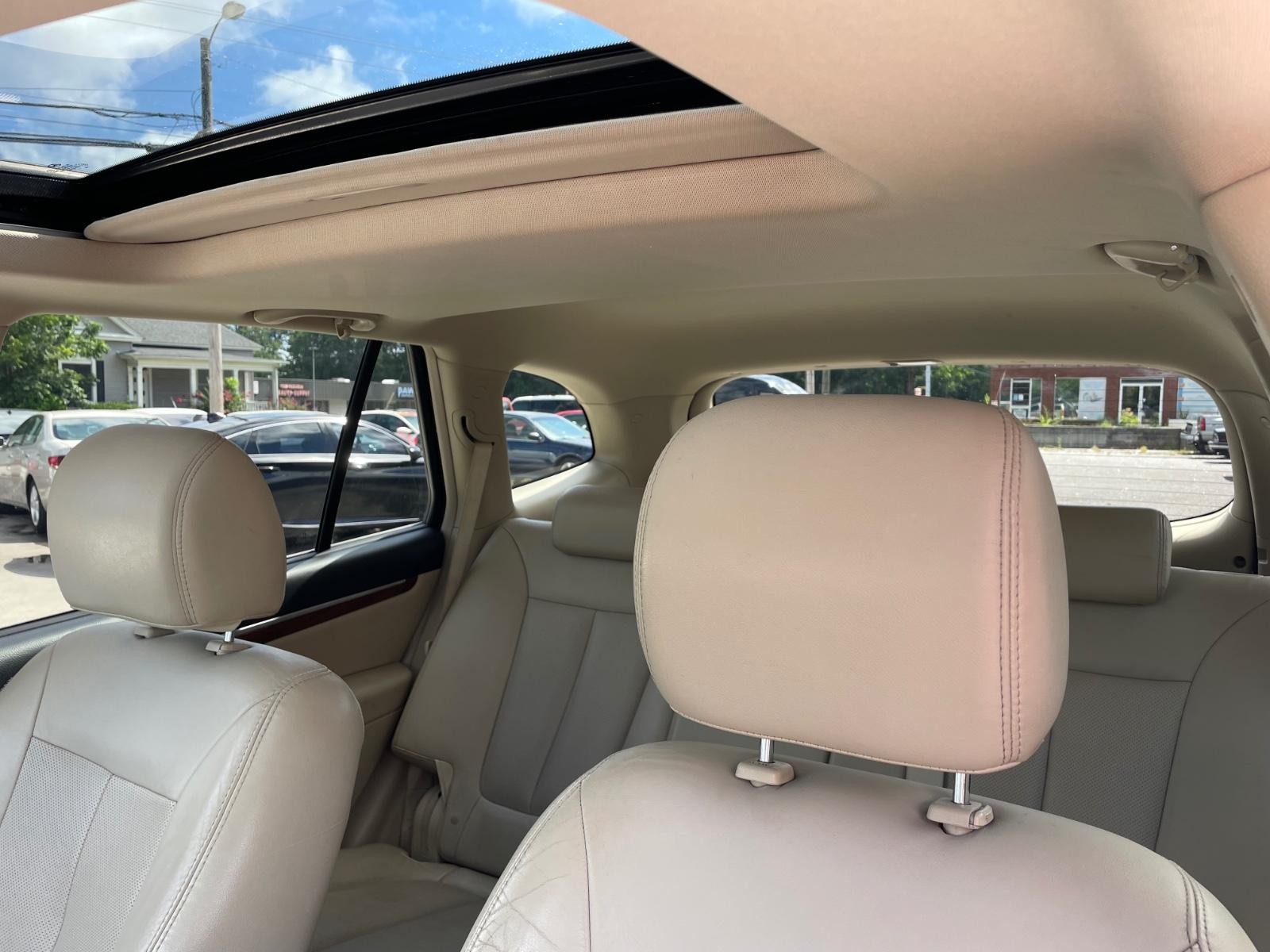 Hyundai Santa Fe Vehicle Full-screen Gallery Image 16
