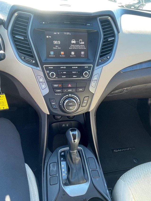 Hyundai Santa Fe Sport Vehicle Full-screen Gallery Image 7