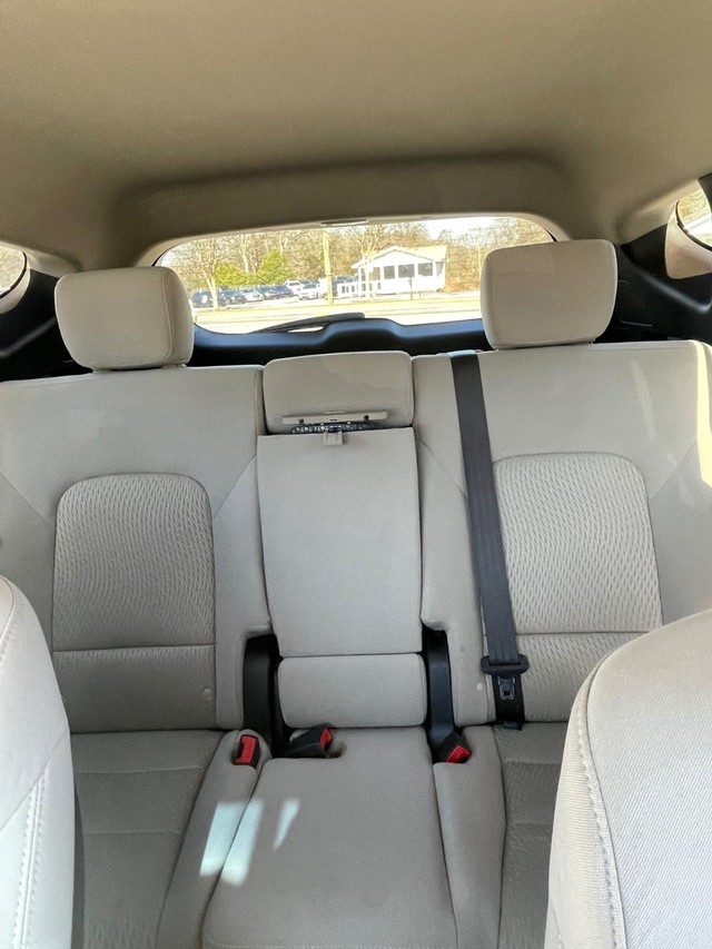 Hyundai Santa Fe Sport Vehicle Full-screen Gallery Image 8