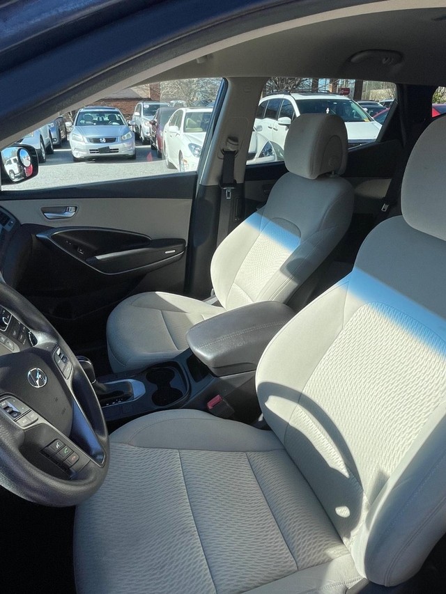 Hyundai Santa Fe Sport Vehicle Full-screen Gallery Image 9