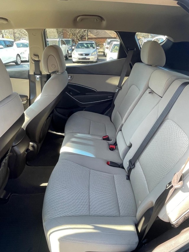 Hyundai Santa Fe Sport Vehicle Full-screen Gallery Image 10