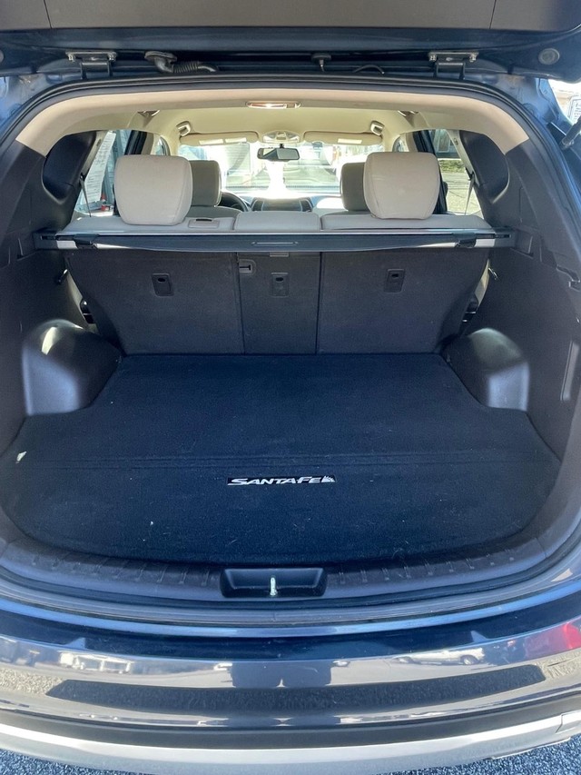 Hyundai Santa Fe Sport Vehicle Full-screen Gallery Image 11