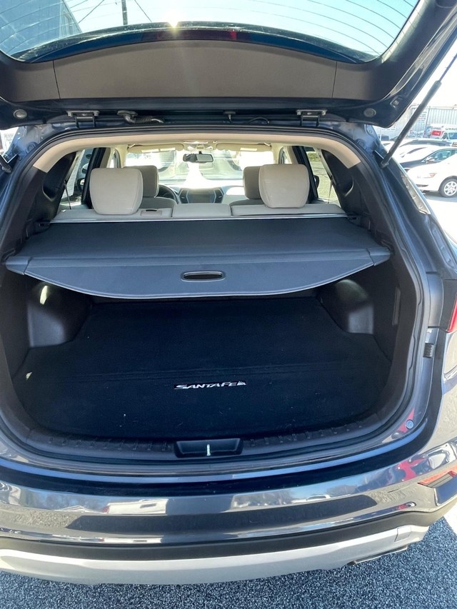 Hyundai Santa Fe Sport Vehicle Full-screen Gallery Image 12