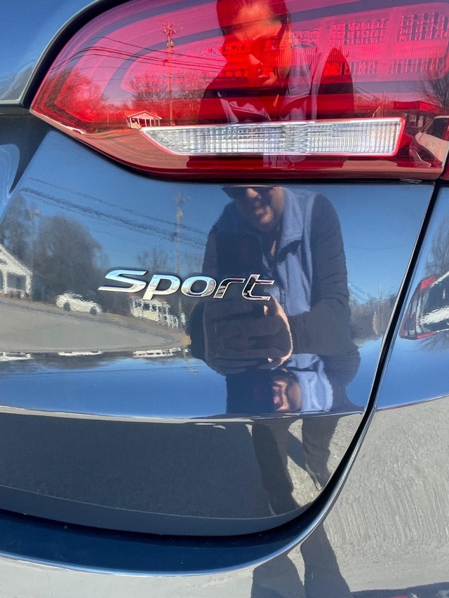 Hyundai Santa Fe Sport Vehicle Full-screen Gallery Image 15