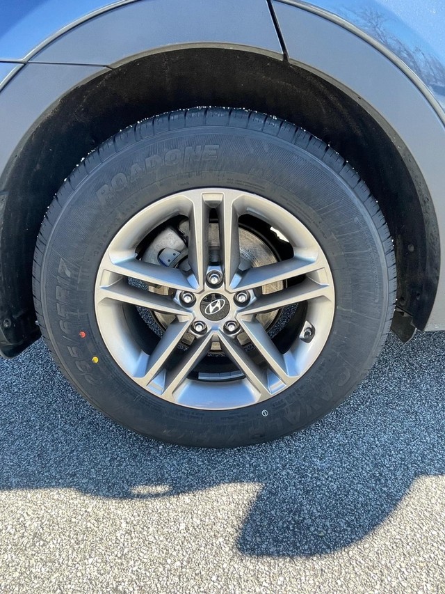 Hyundai Santa Fe Sport Vehicle Full-screen Gallery Image 16