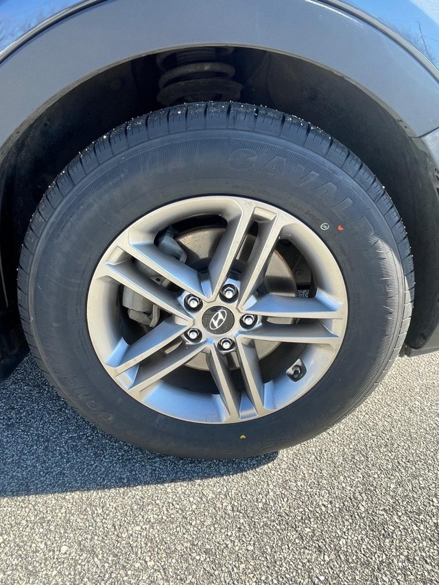 Hyundai Santa Fe Sport Vehicle Full-screen Gallery Image 17