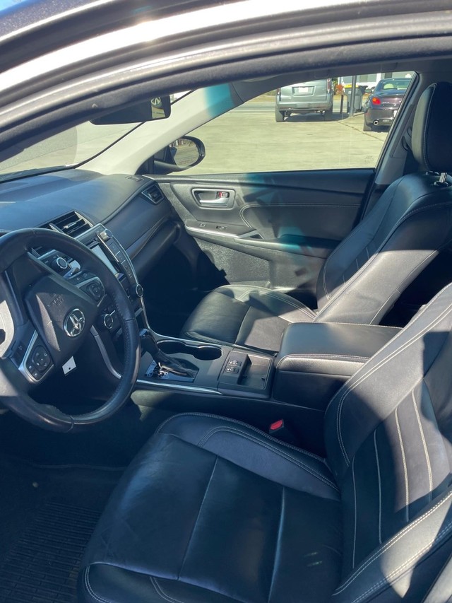 Toyota Camry Vehicle Full-screen Gallery Image 5