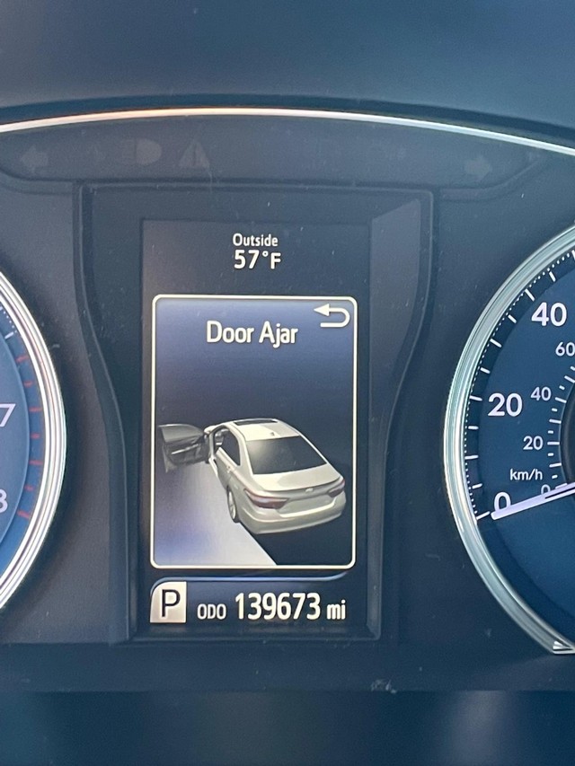 Toyota Camry Vehicle Full-screen Gallery Image 6