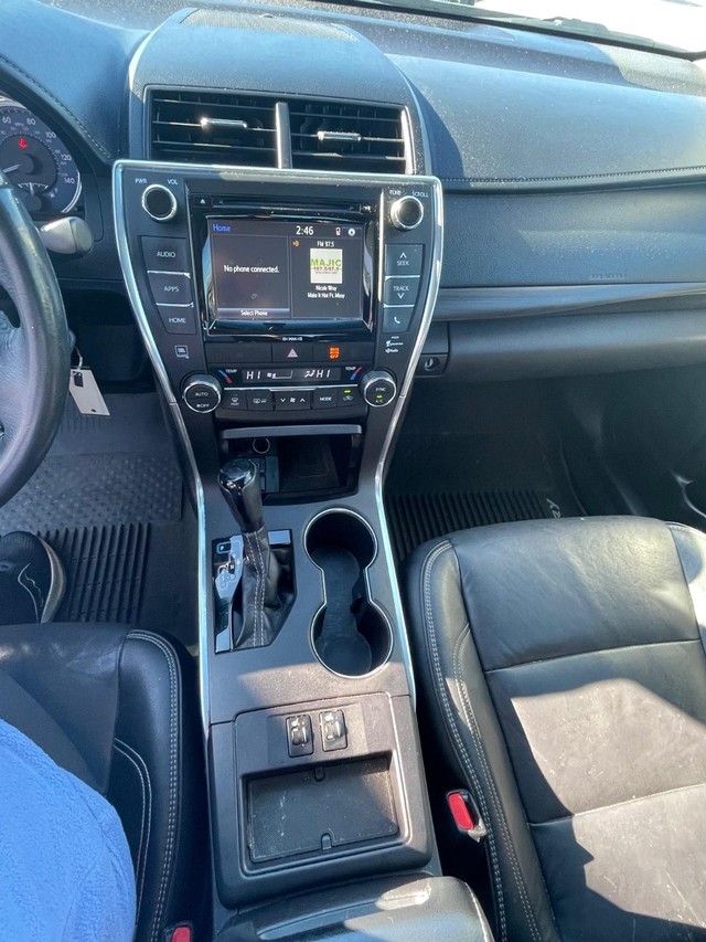 Toyota Camry Vehicle Full-screen Gallery Image 7