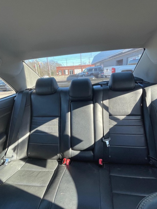 Toyota Camry Vehicle Full-screen Gallery Image 8