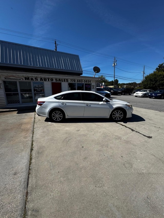 Toyota Avalon Vehicle Full-screen Gallery Image 3