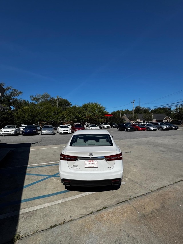 Toyota Avalon Vehicle Full-screen Gallery Image 4