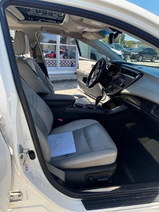 Toyota Avalon Vehicle Full-screen Gallery Image 5