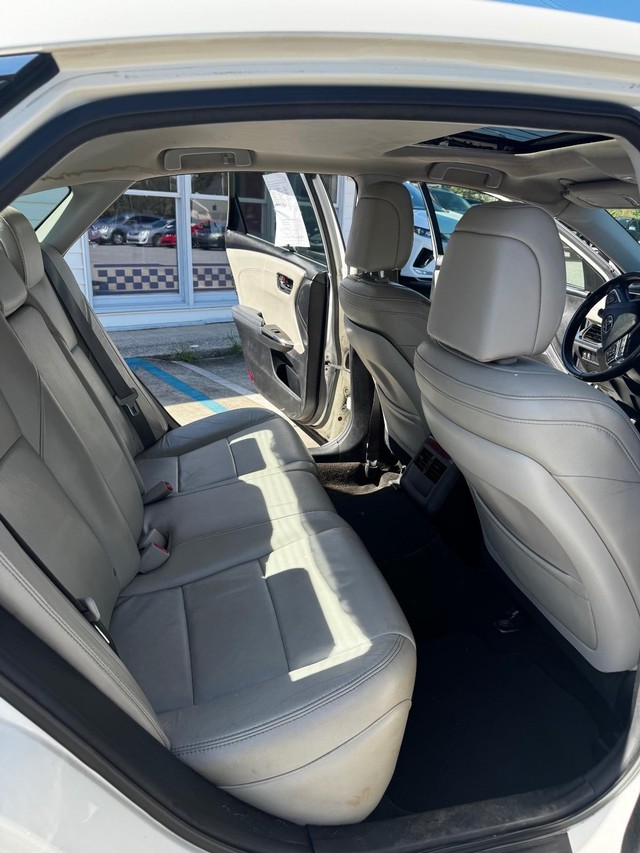 Toyota Avalon Vehicle Full-screen Gallery Image 6