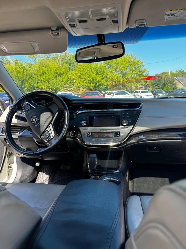 Toyota Avalon Vehicle Full-screen Gallery Image 7