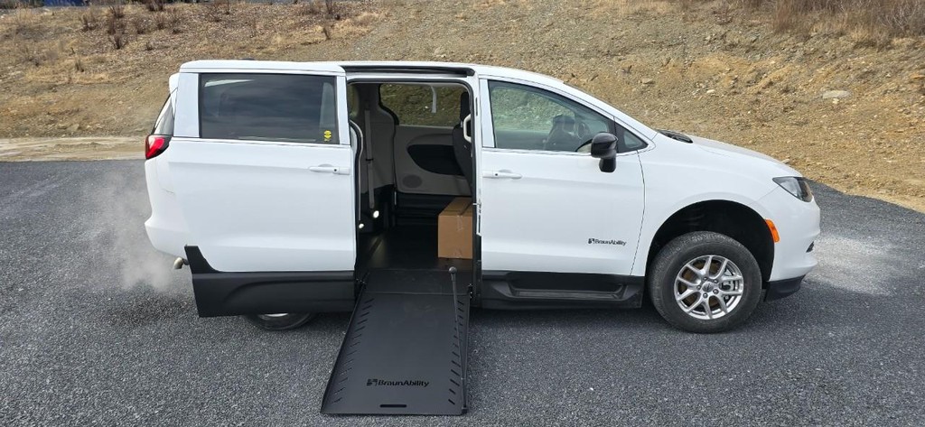 Chrysler Voyager Vehicle Full-screen Gallery Image 02