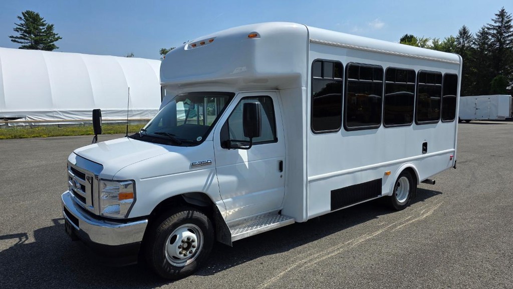 Startrans Senator II Vehicle Full-screen Gallery Image 02