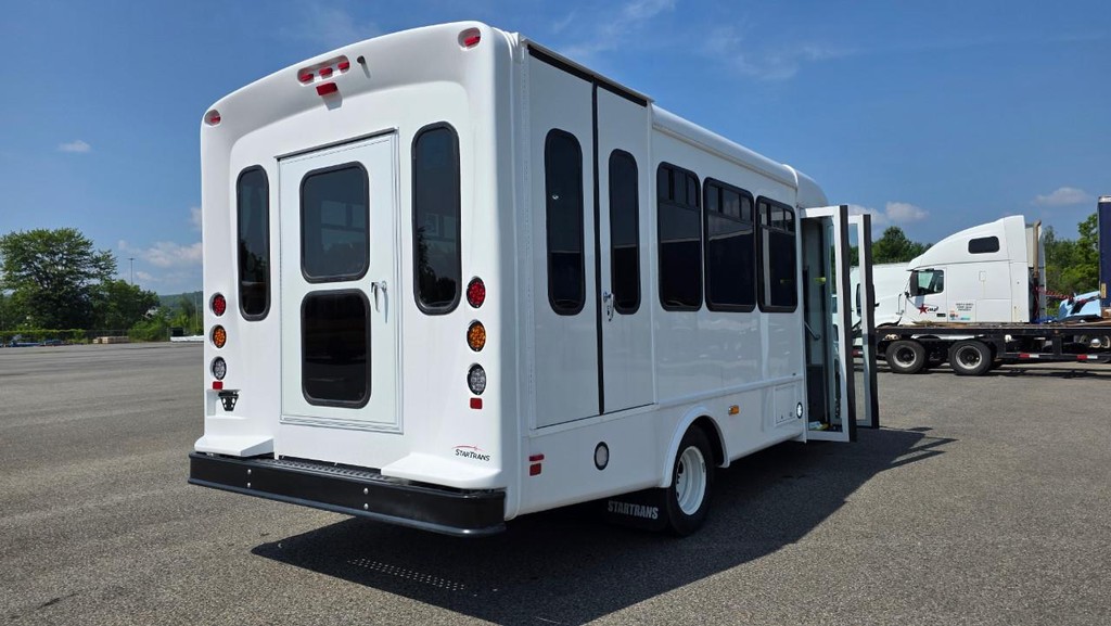 Startrans Senator II Vehicle Full-screen Gallery Image 03