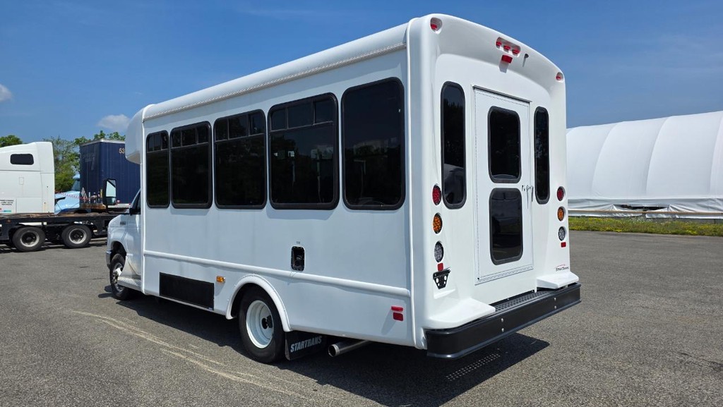 Startrans Senator II Vehicle Full-screen Gallery Image 04