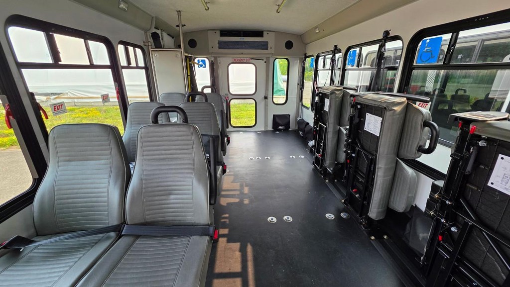 Startrans Senator II Vehicle Full-screen Gallery Image 05