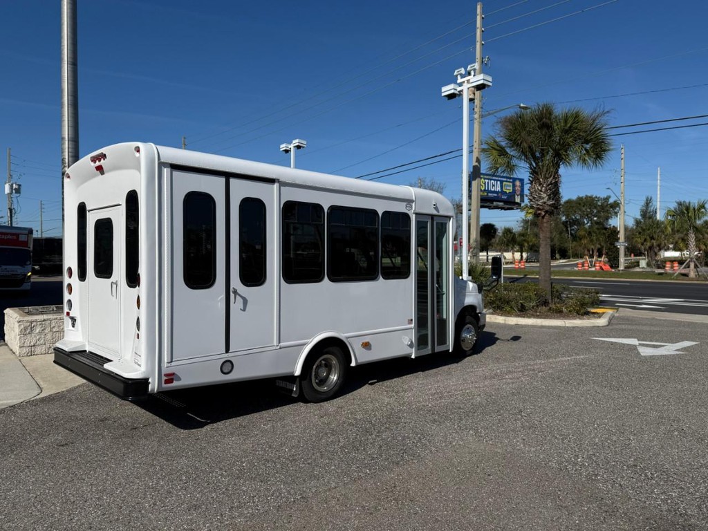 Startrans Senator II Vehicle Full-screen Gallery Image 03