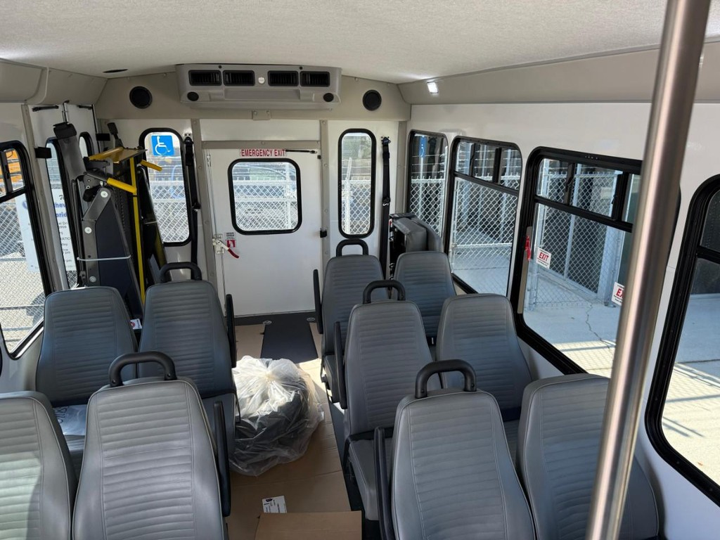 Startrans Senator II Vehicle Full-screen Gallery Image 05