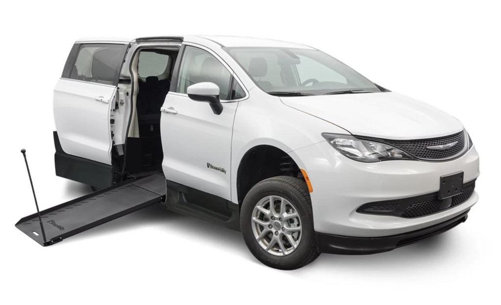 Chrysler Voyager Vehicle Full-screen Gallery Image 02
