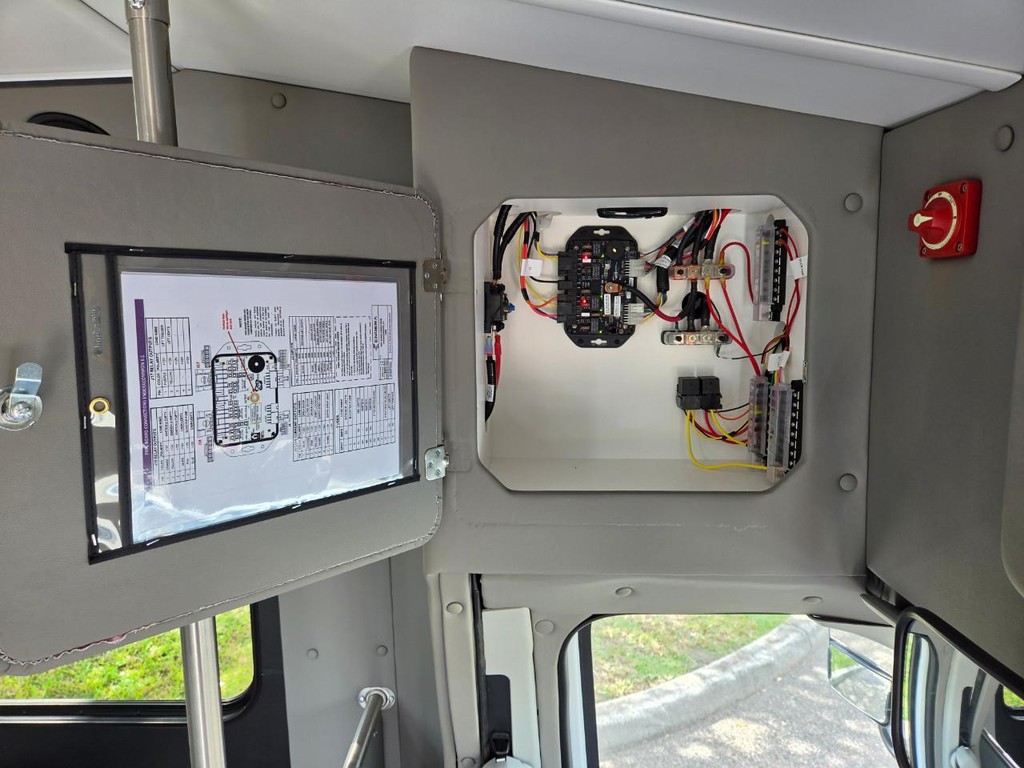 Endera B5 E350 Vehicle Full-screen Gallery Image 10