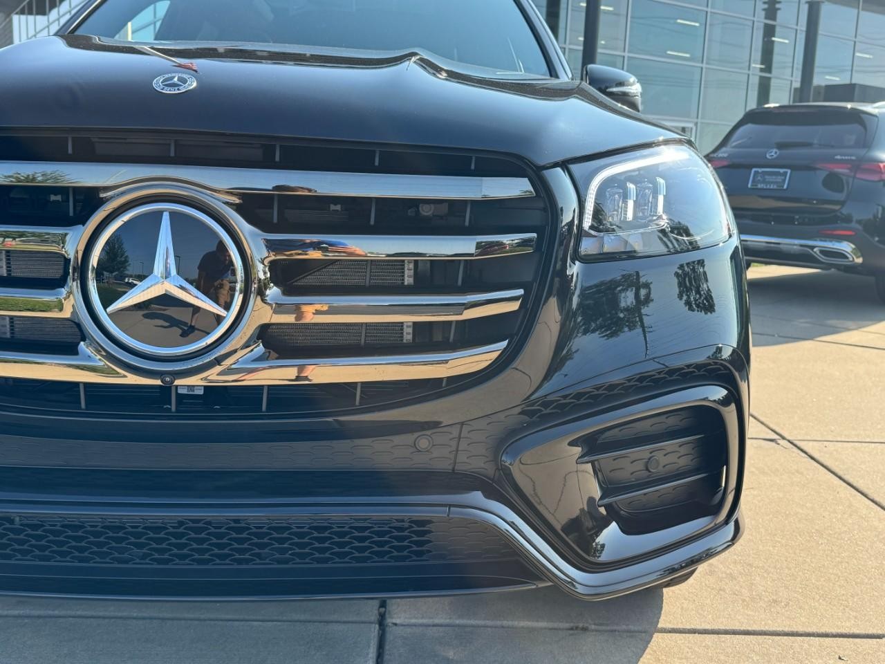 Mercedes-Benz GLS Vehicle Full-screen Gallery Image 8