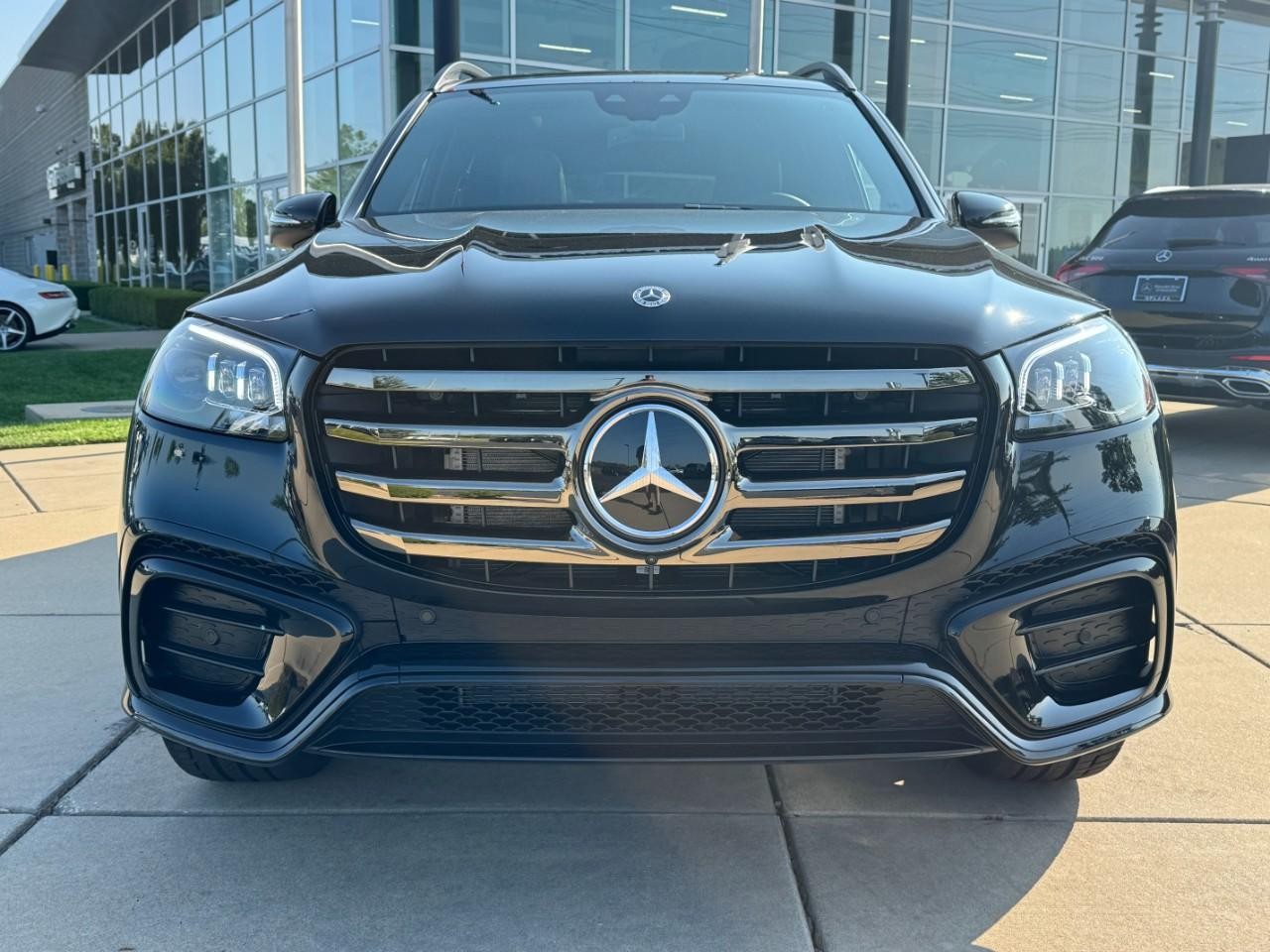 Mercedes-Benz GLS Vehicle Full-screen Gallery Image 9