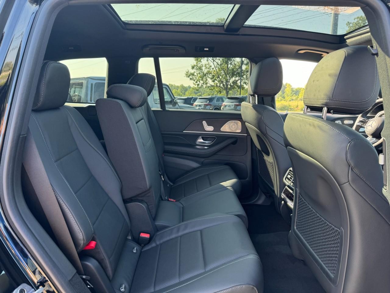 Mercedes-Benz GLS Vehicle Full-screen Gallery Image 14