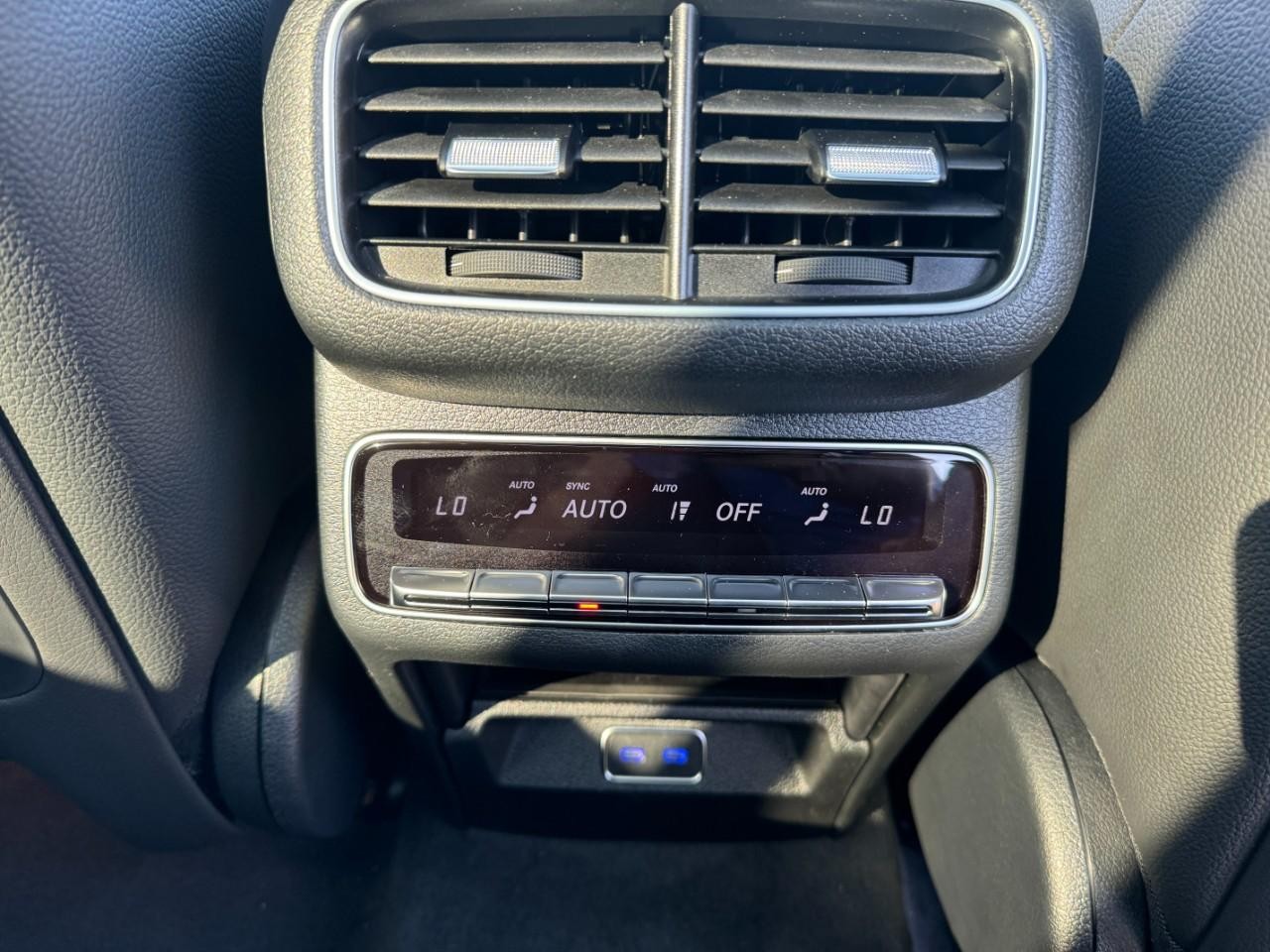 Mercedes-Benz GLS Vehicle Full-screen Gallery Image 15