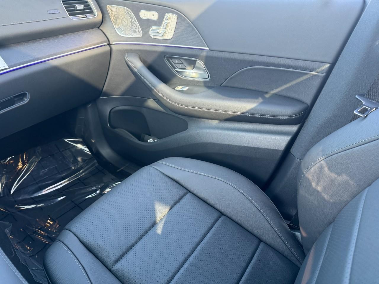 Mercedes-Benz GLS Vehicle Full-screen Gallery Image 22