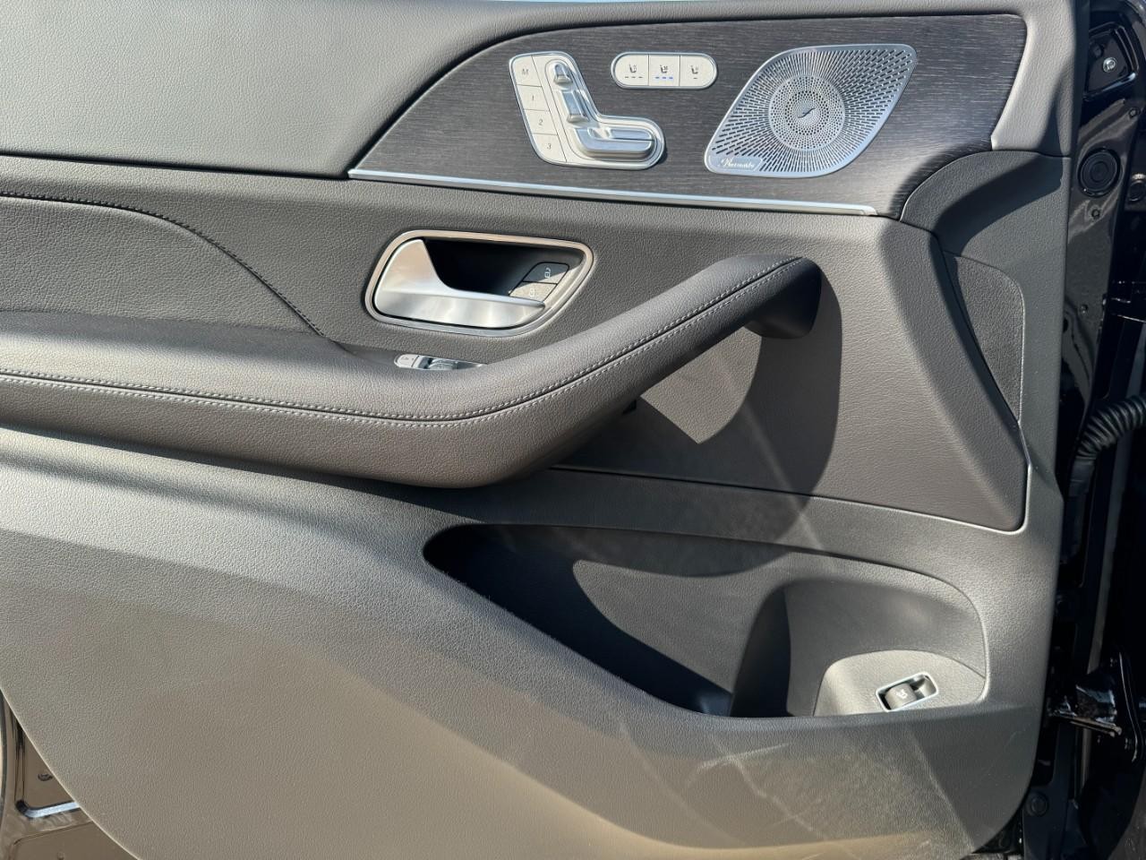 Mercedes-Benz GLS Vehicle Full-screen Gallery Image 23