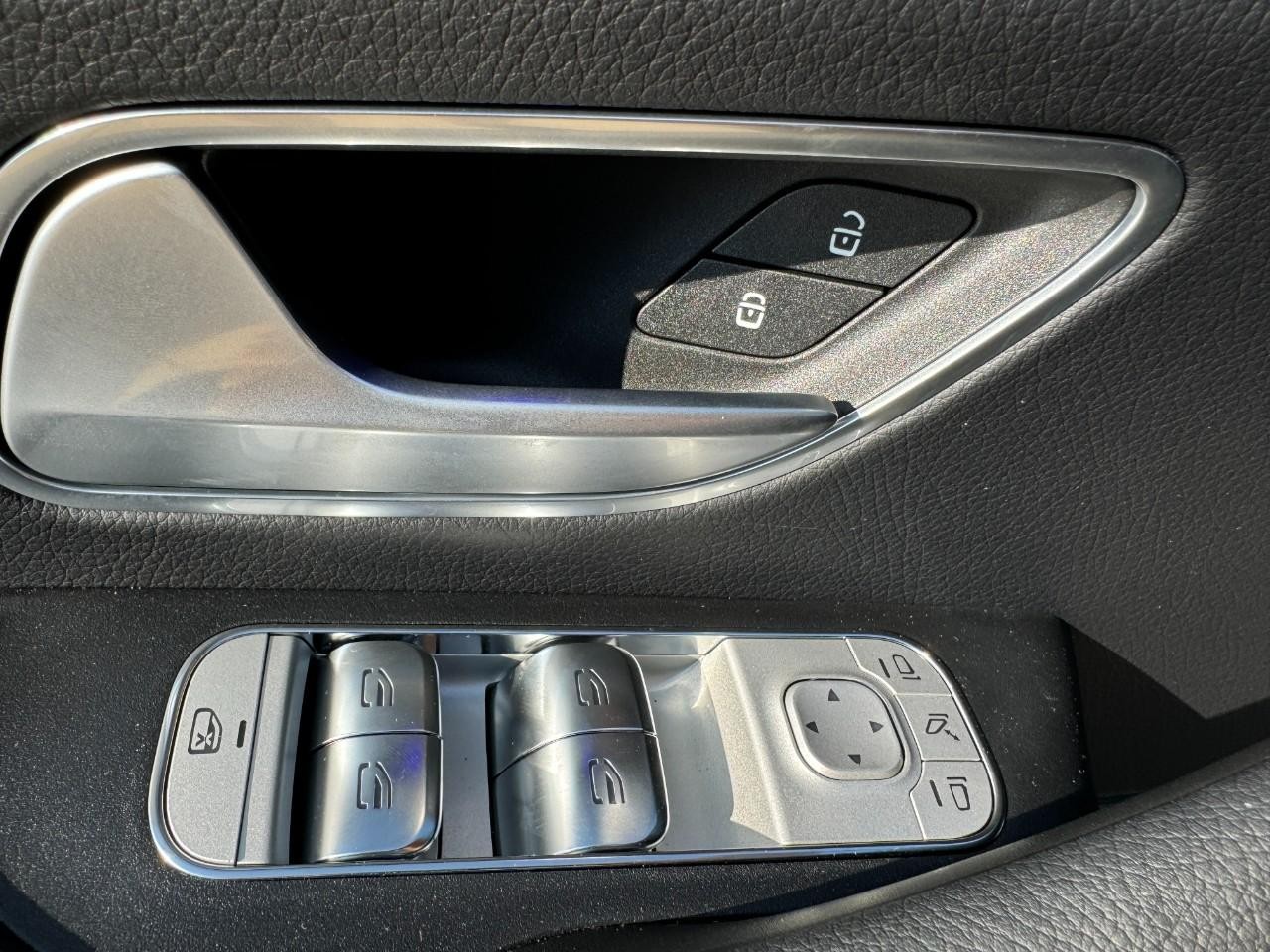 Mercedes-Benz GLS Vehicle Full-screen Gallery Image 25