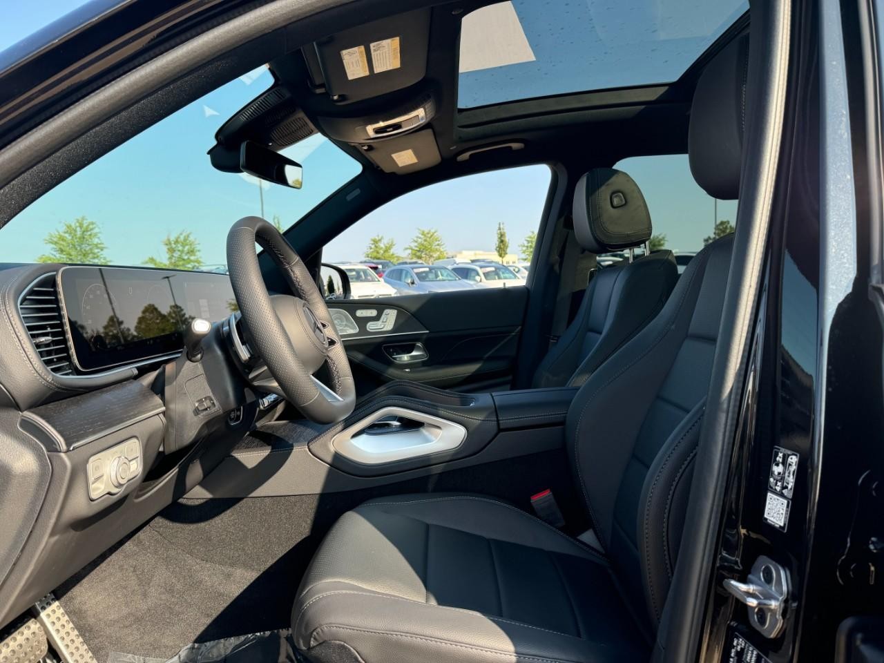 Mercedes-Benz GLS Vehicle Full-screen Gallery Image 27