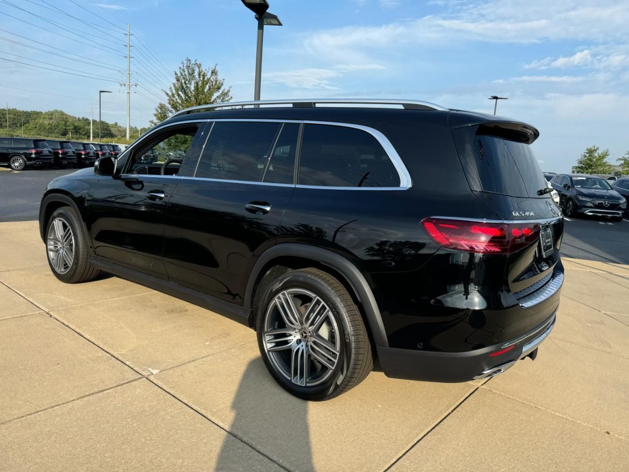 Mercedes-Benz GLS Vehicle Full-screen Gallery Image 3