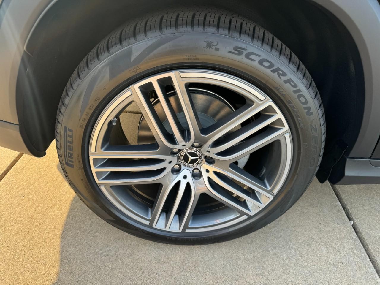 Mercedes-Benz GLS Vehicle Full-screen Gallery Image 5