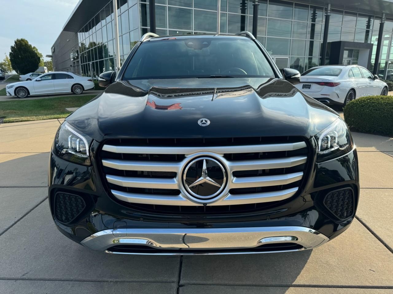 Mercedes-Benz GLS Vehicle Full-screen Gallery Image 7