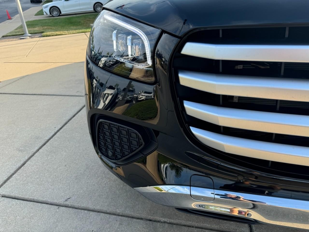 Mercedes-Benz GLS Vehicle Full-screen Gallery Image 8