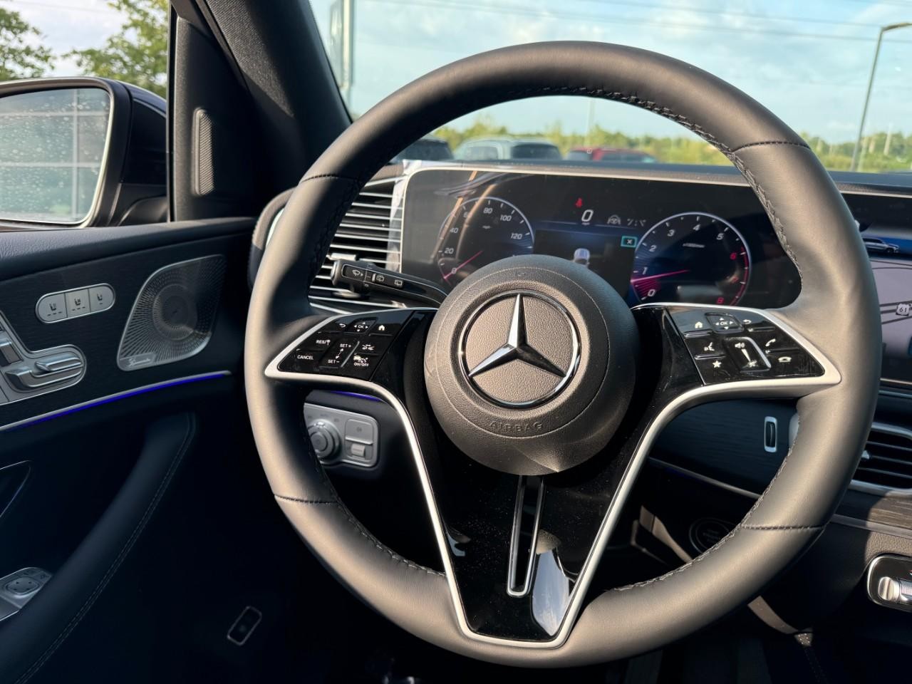 Mercedes-Benz GLS Vehicle Full-screen Gallery Image 15