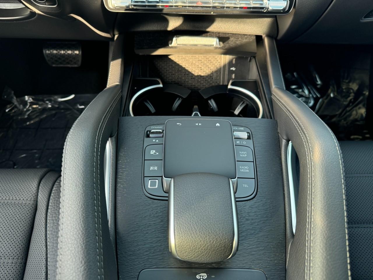 Mercedes-Benz GLS Vehicle Full-screen Gallery Image 17