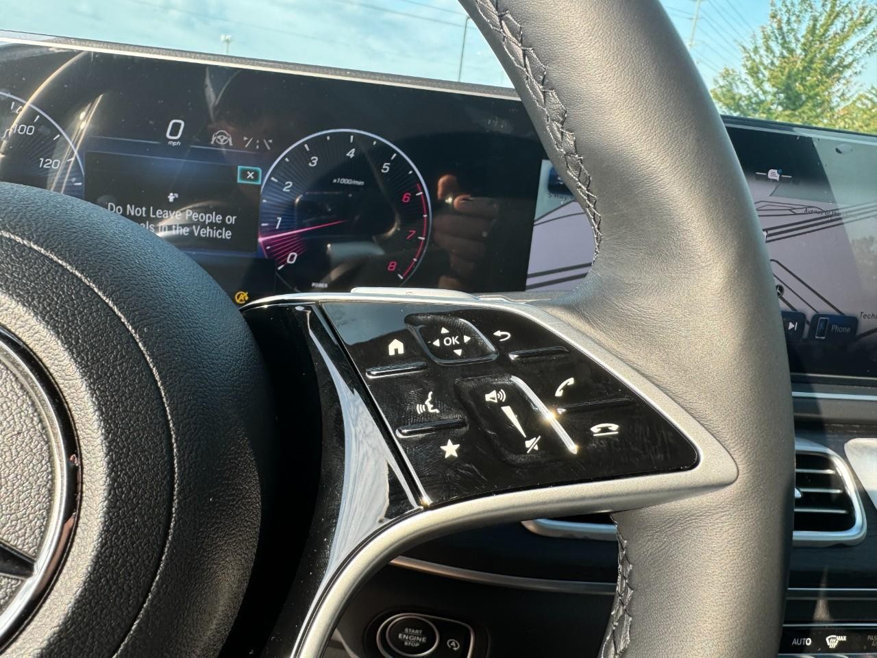 Mercedes-Benz GLS Vehicle Full-screen Gallery Image 22