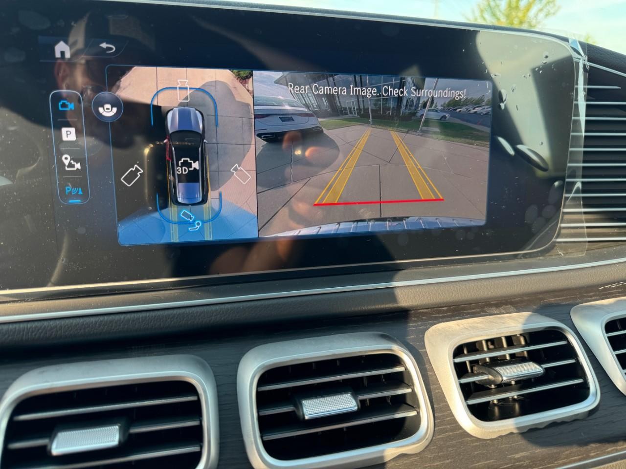 Mercedes-Benz GLS Vehicle Full-screen Gallery Image 25