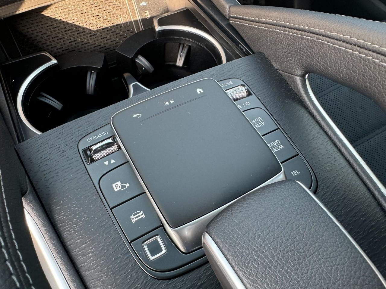 Mercedes-Benz GLS Vehicle Full-screen Gallery Image 27